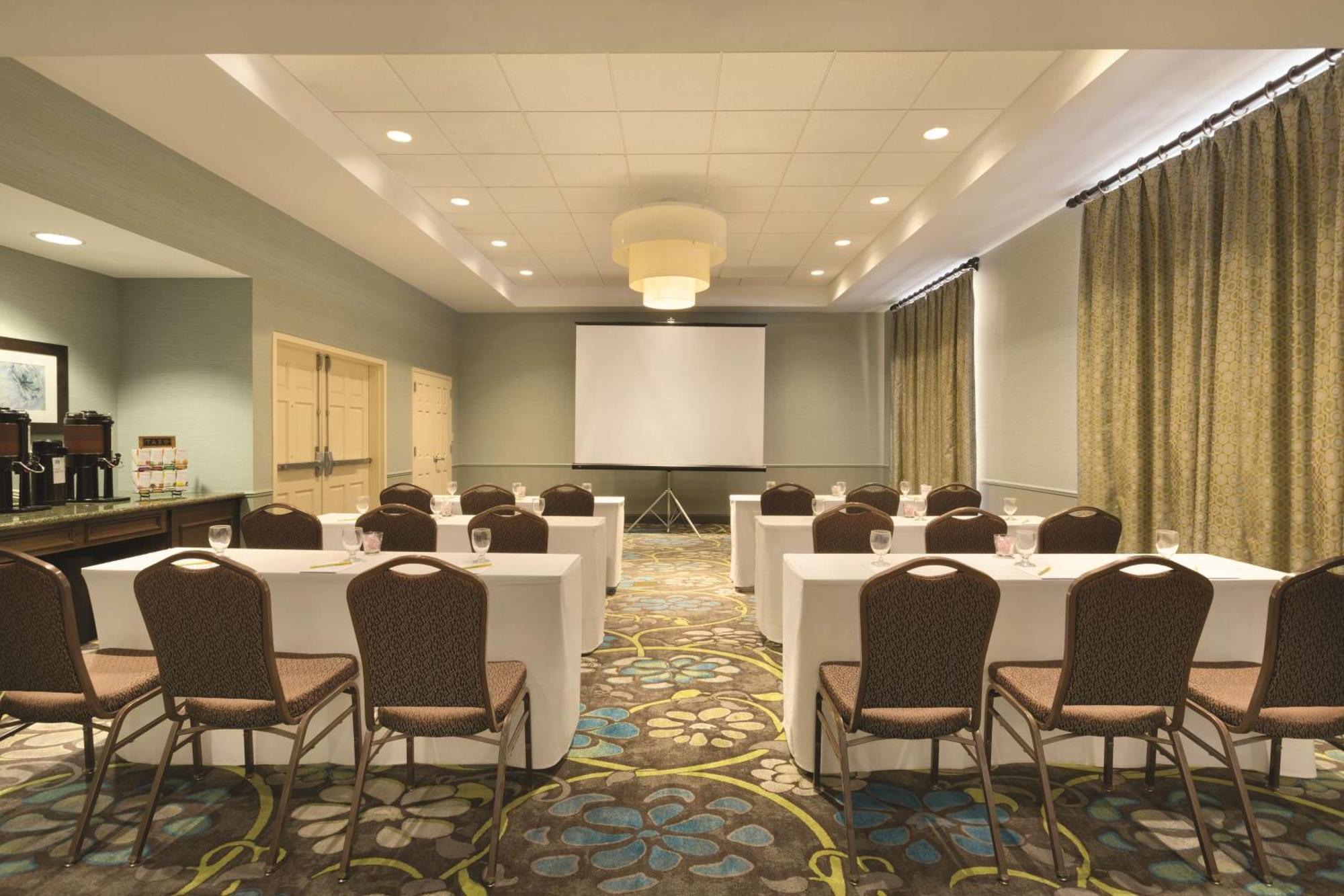 Hilton Garden Inn Worcester Exterior photo